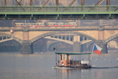 Mimo sezonu, po otevření lávky na Železničním mostě  jezdil přívoz z Podskalí  mimo rámec PID Foto Ivan Kuptík