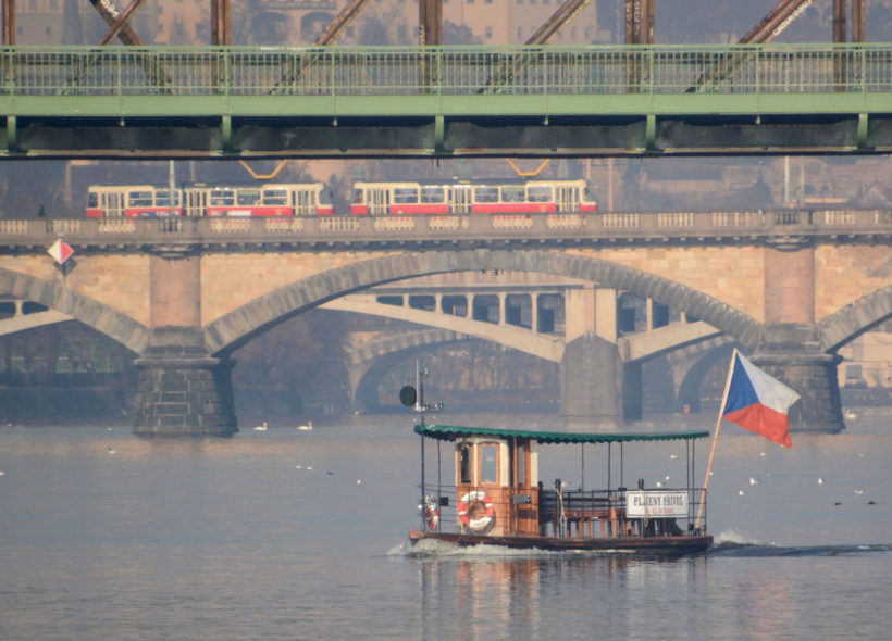Mimo sezonu, po otevření lávky na Železničním mostě  jezdil přívoz z Podskalí  mimo rámec PID Foto Ivan Kuptík