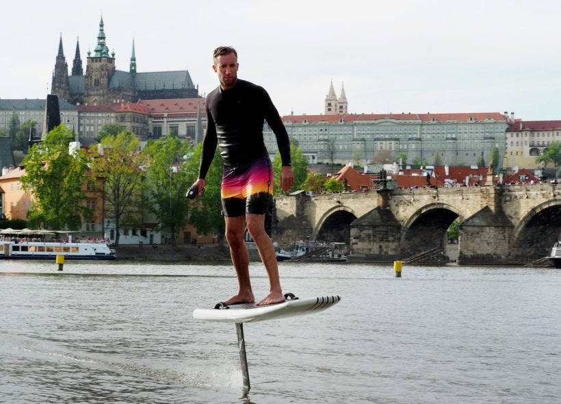 Provozní ředitele Žlutých lázní Petr Hozák si eFoil užil při zkoušení. „Zácvik není nijak těžký, i když výhodou mají  ti co znají snowboard, wakeboard či jiný surf.  Zdroj Žluté lázně.