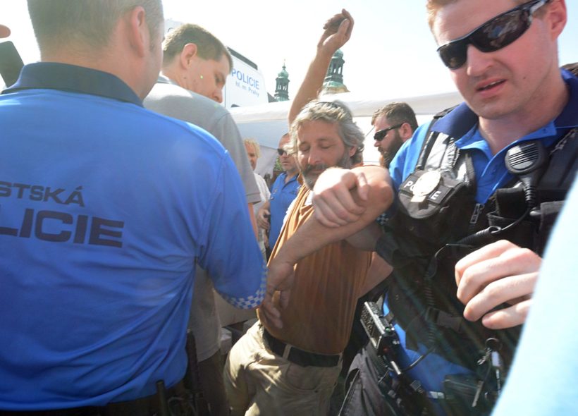Tomáš Váňa v okamžiku, kdy ho zadrželi strážníci…Potom si strážník a Tomáš Váňa podali ruce,  i když to na počátku vypadalo jinak.  Foto Ivan Kuptík