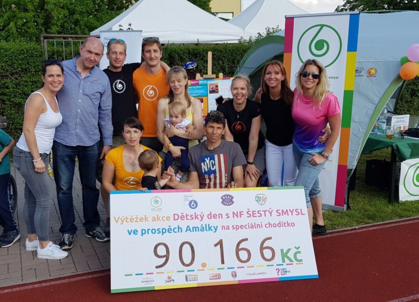 Předání šeku pro Amálku  Zdroj: www.nfsestysmysl