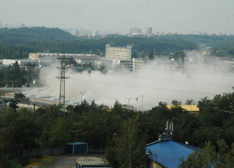 Vozovna Hloubětín v okamžiku výbuchu. Foto Ivan Kuptík