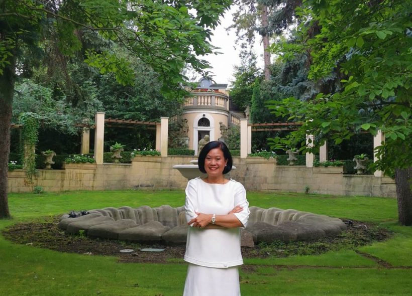 Její excelence Ureerat Chareontoh, velvyslankyně Thajského království v Praze zve Pražany do zahrady. Foto Archiv