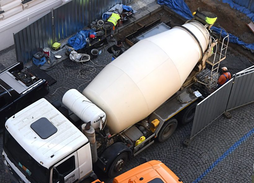 To co se děje za ohradou uvidíte jen shůry. Na snímku z Platnéřské právě přijel beton.... Foto Ivan Kuptík