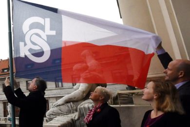 Vyvěšení vlajky Sokola na Nové radnici  Foto Ivan Kuptík