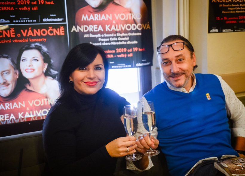 Andrea a Marian si připili na zdar jejich prosincového společného koncertu.