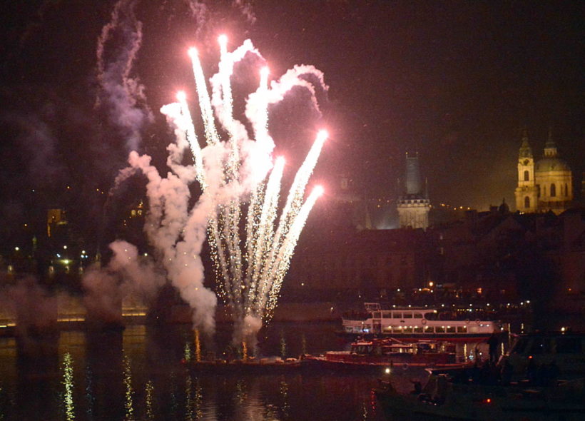 Silvestrovské veselí je provázeno nejen ohňostrojema houkáním parníků. V centru Prahy nastává klid až kolem druhé hodiny.  Foti Ivan Kuptík