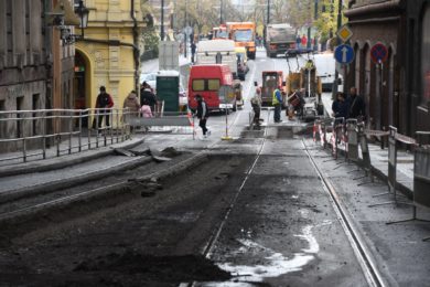 Křížovnická a Smetanovo nábřeží se opravuje, nejezdi tu ani auta, ani tramvaje. Foto IvanKuptík