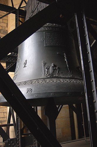 Jde o největší český zvon s dolním průměrem 256 cm, výškou 203 cm a odhadovanou hmotností až 16,5 tuny. Je rozezváněn šesti (!) zvoníky ručně.