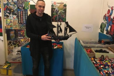 Vojtěch Šrédl drží Černou perlu, známou loď z filmového trháků Piráti z Karibiku. Její cena se blíží k deseti tisícům korun.