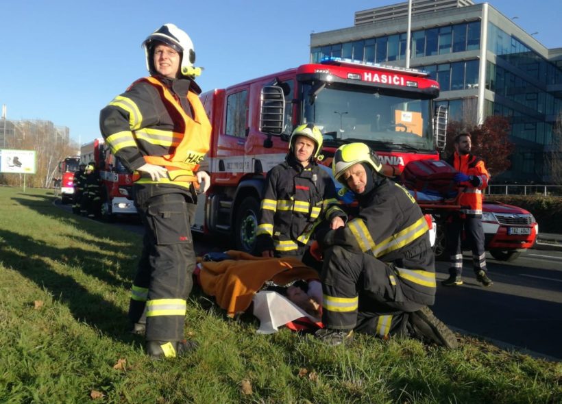 Hasiči  při nehodě  pomáhali lidem z havarovaných autobusů.  Zdroj Hasiči Praha