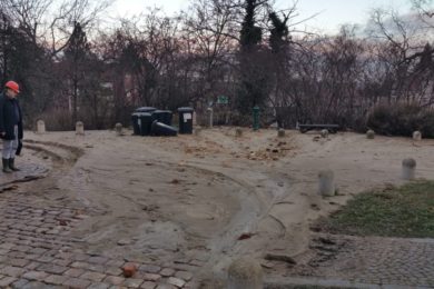 Voda a bahno, ohrozilo lidi  Zdroj Hasiči Praha