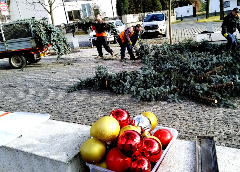 Na Slivenci  likvidovali  i  místní vánoční strom před školou , i  tam vse vše využije... Foto Ivan Kuptík