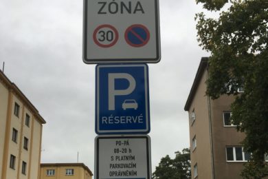 Každý rezident by podle návrhu Prahy 4 mohl pro své návštěvy včetně řemeslníků elektronicky poskytnout v rámci aplikace ročně sto hodin parkování zdarma.