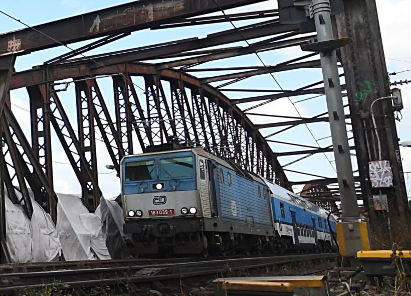 Denně po mostu projede na 360 vlaků. Foto Ivan Kuptík