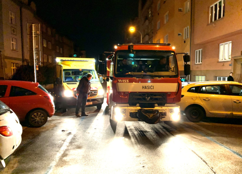 Kontrolní průjezd hasičského vozu mezi zaparkovanými auty