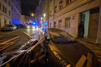 Tak to vypadalo v Cimburkově ulici po pádu střechy. Zdroj Hasiči Praha