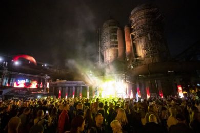 Festival Colours of Ostrava je velká show. Ale také hodně hlasitá a trvá dlouho do noci.