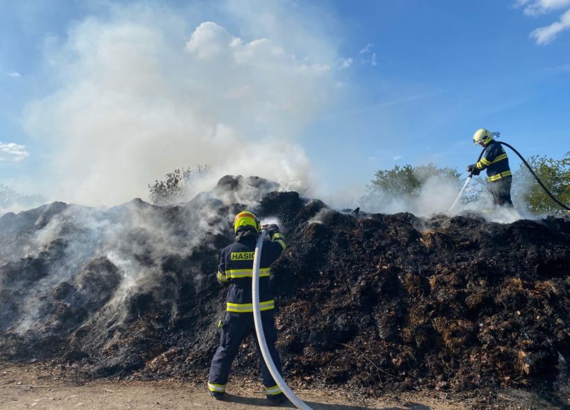 Hasiči likvidují oheň v ulici K lesíku. Zdroj Hasiči Praha
