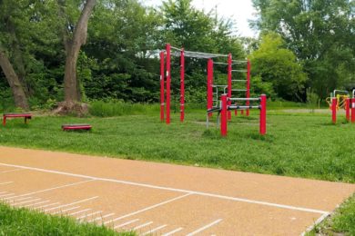 V budoucím parku již stojí venkovní sportoviště.