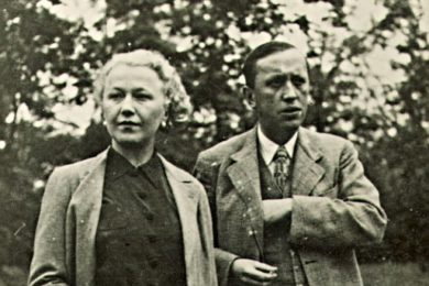 Olga Scheinpflugová s Karlem Čapkem  na dobové fotografii. Velká herečka bude mít  náměstí...