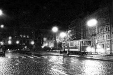 Před 40 lty v prosinci 1980 projela  Václavským náměstím poslední tramvaj. Bylo to 13 pronce a i když nesněžilo,  byl to sněžný pluh. Zdroj DPP