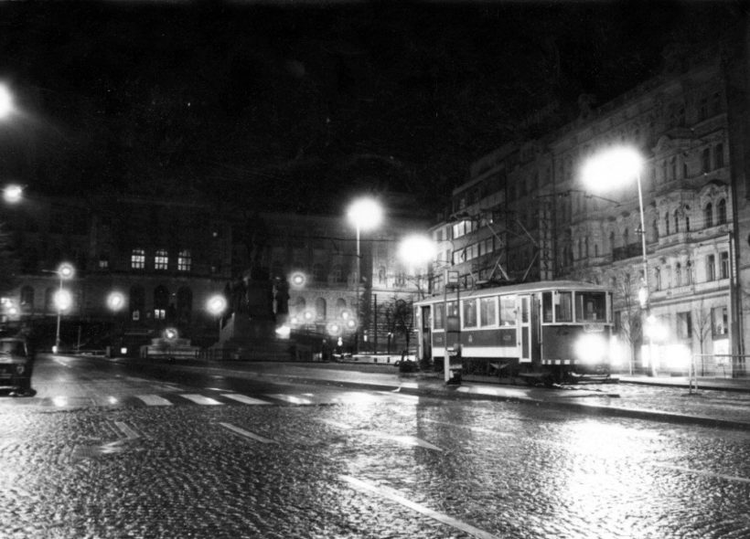 Před 40 lty v prosinci 1980 projela  Václavským náměstím poslední tramvaj. Bylo to 13 pronce a i když nesněžilo,  byl to sněžný pluh. Zdroj DPP