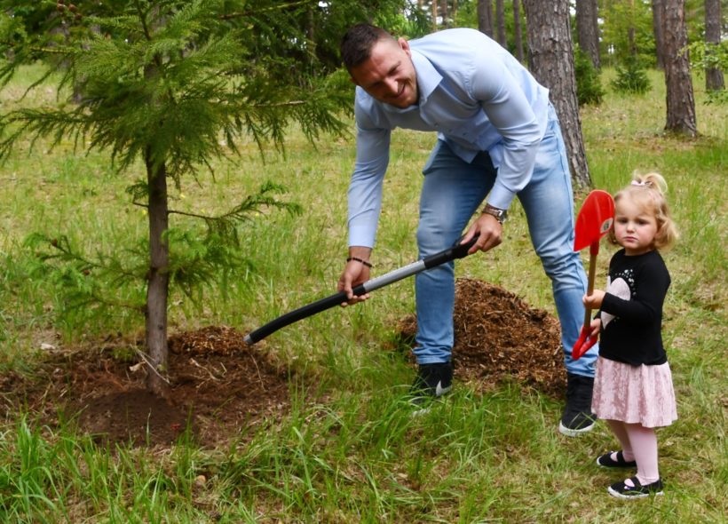 Lukáš s dcerou Marjáínou  při sázení stromu v rámci projektu Kořeny osobností v Botanické zahradě Praha  Foto Ivan Kuptík