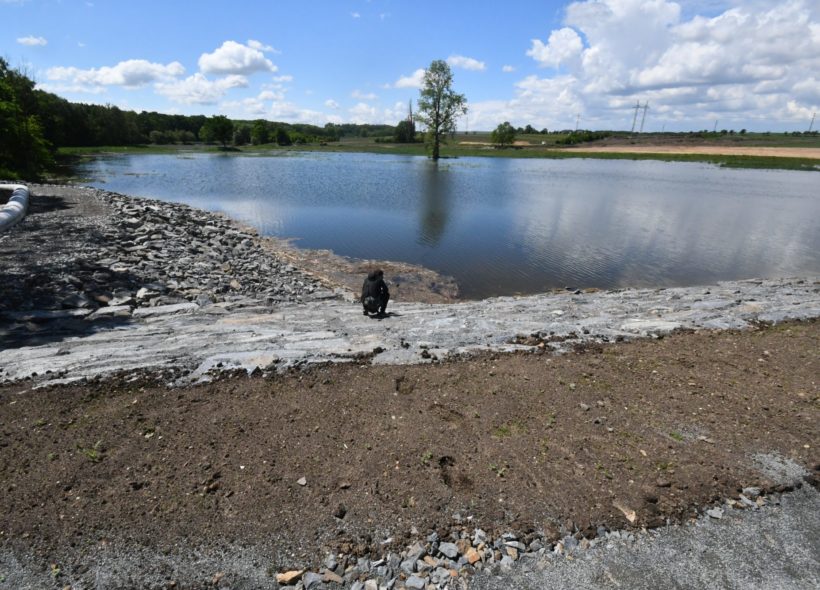Nový Lítožnický rybník se napouští, ,když bude častěji pršet do dvou měísců bude plný, protože ho napájí i Říčanský potok. Foto Ivan Kuptík