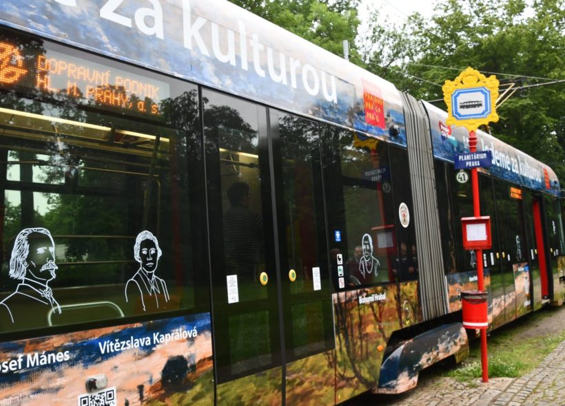 Okna tramvaje jsou obsazena 18 významnými osobnostmi české kultury. Foto Ivan Kuptík