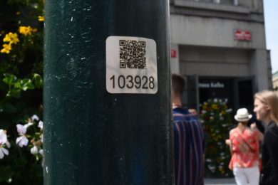 Jeden z prvních QR kódu najdete   na Kafkově  náměstí. Foto Ivan Kuptík