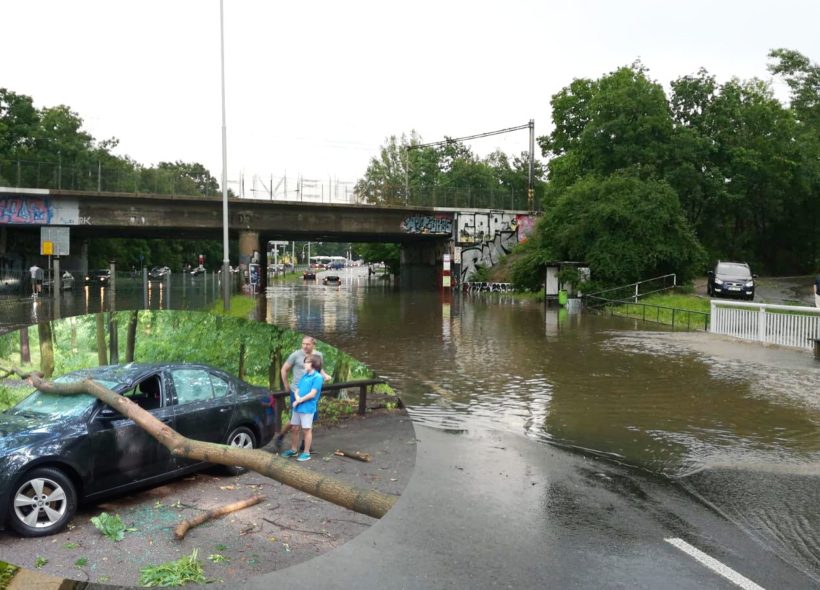Zaplavený podjezd na Vídeňské a padlý strom na auto na Lhotce... Zdroj Hasiči Praha