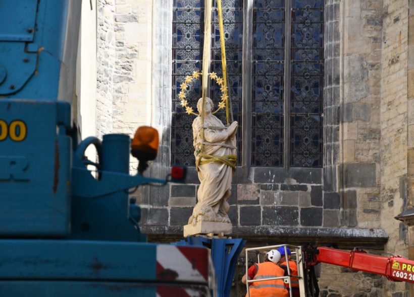 Stěhování sochy Panny Marie od stěny Týnského chrámu, kde čekala na vybudování sloupu.    Foto Ivan Kuptík