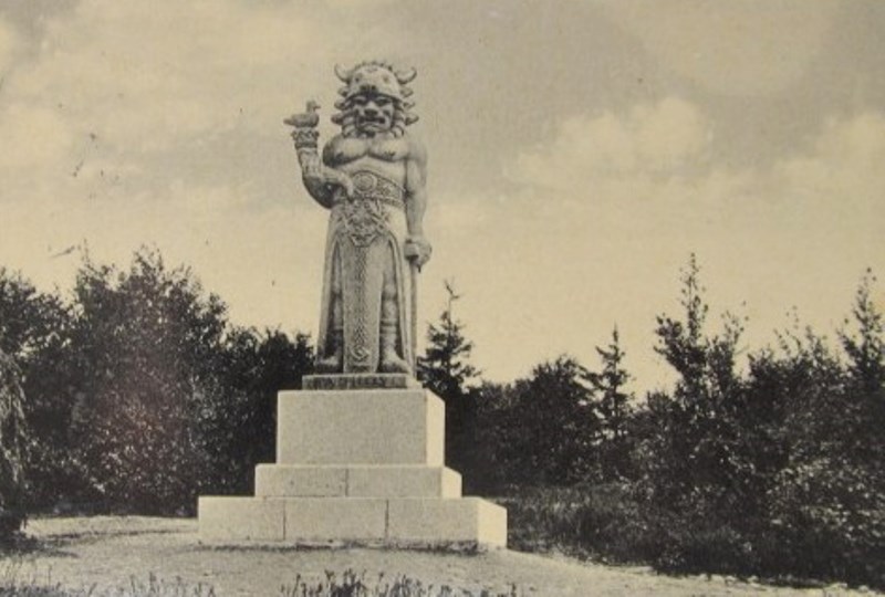 Historická pohlednice ukazuje originál Poláškovy sochy Radegasta.