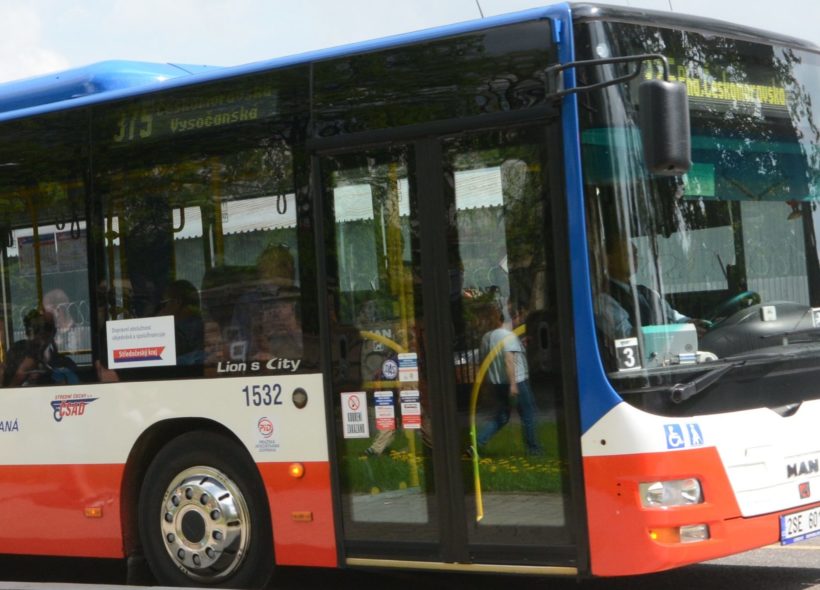 Středočeské autobusy spojí Prahu se vzdálenými obcemi  na jednu jízdenku.  Ilustrační foto Ivan Kuptík