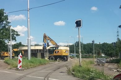 Přestavba smyčky a výstavba nového parkoviště - v pravé části snímku. Foto: J. Novák