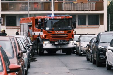 Hasičské vozy uvízly v zatáčce... Zdroj Hasiči Praha