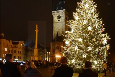 Vánoční strom ve veřejném prostoru stál poprvé v Brně, ale ten letošní pražský je také hezky... Foto Ivan Kuptík