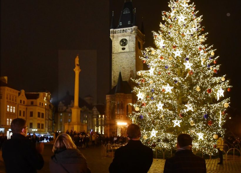 Vánoční strom ve veřejném prostoru stál poprvé v Brně, ale ten letošní pražský je také hezky... Foto Ivan Kuptík