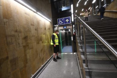 Maximální kapacita obou výtahů je koncipována na 13 cestujících, nebo 2 osoby s 2 kočárky nebo ručními vozíky. Foto Ivan Kuptík