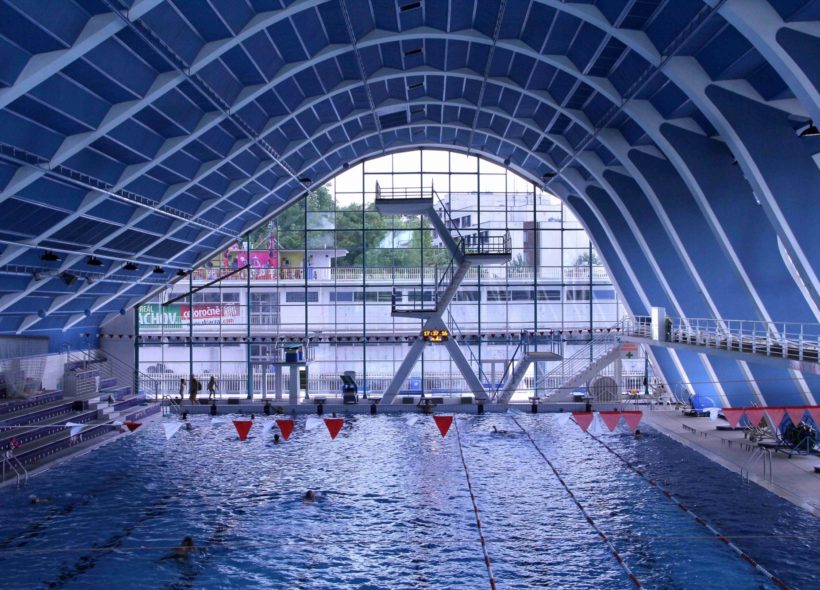 Plavecký stadion byl postaven podle návrhu Richarda F. Podzemného ve spolupráci se statikem Gustavem Kuchařem (Pražský projektový ústav).Zdroj Prague.eu