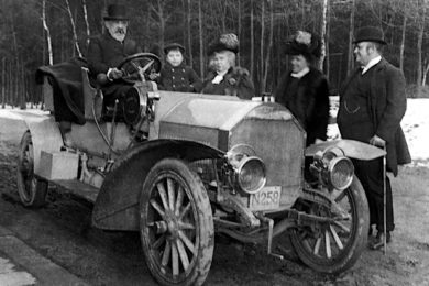 Uvidíte i první hybridní vůz LAURIN&KLEMENT typ E, který byl v roce 1908 předveden na Jubilejní výstavě. Foto archiv ŠKODA AUTO, a.s.