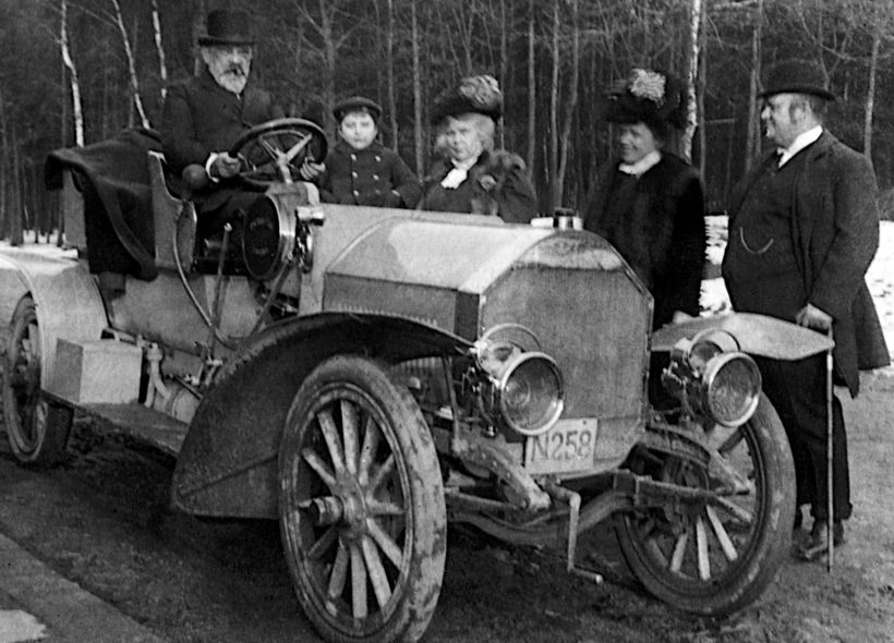 Uvidíte i první hybridní vůz LAURIN&KLEMENT typ E, který byl v roce 1908 předveden na Jubilejní výstavě. Foto archiv ŠKODA AUTO, a.s.