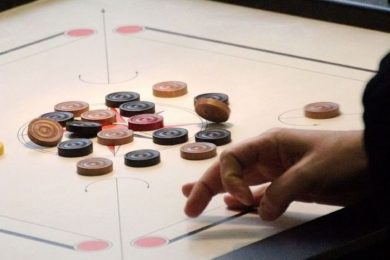 Carrom se hraje na dřevěné desce, namísto koulí se používají dřevěné kameny, které se hráči snaží pomocí cvrnkáním dostat do kapes v rozích. 