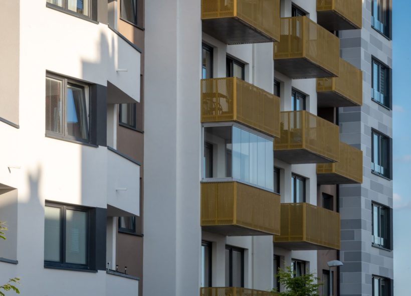 Družstevní výstavba splňuje všechny znaky moderního bydlení, jako například domy v Malém Háji ve Štěrboholech