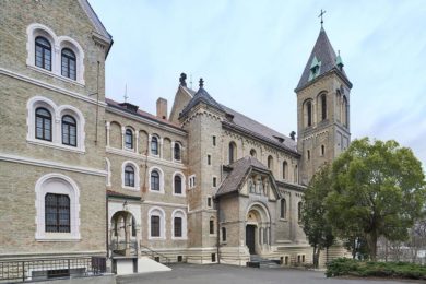 Bývalý benediktinský klášter nabízí na ploše 16 000 metrů čtverečních jedinečné prostory vhodné pro jakoukoliv společenskou, kulturní nebo firemní akci. 
