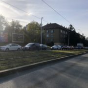 Každý den stojící kolona aut v ulici Průběžná na Praze 10 drásá řidičům nervy