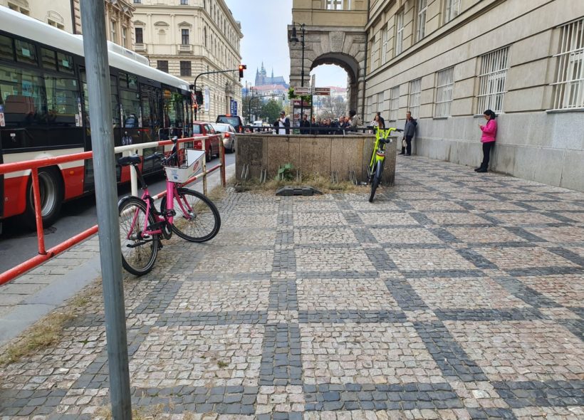 Město zatím kromě zastávek nemá plán na stojany kol a další mobiliář.