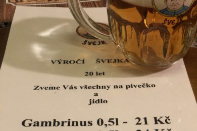 Restaurace U Švejka oslavila 20 let existence lidovými cenami. Pivo Gambrinus za 21 Kč, Plzeňský Prazdroj za 34 Kč.