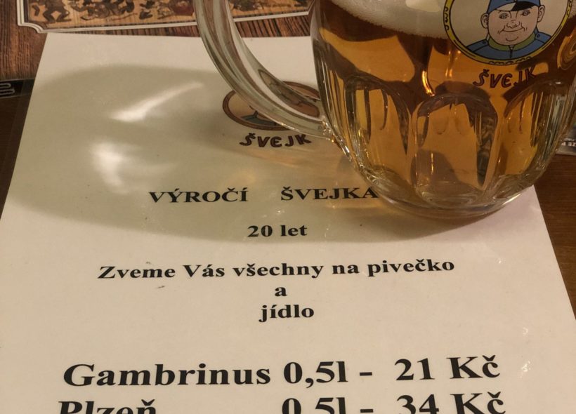 Restaurace U Švejka oslavila 20 let existence lidovými cenami. Pivo Gambrinus za 21 Kč, Plzeňský Prazdroj za 34 Kč.